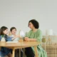 Imagen de un aula de primaria con un reloj visible, ideal para ilustrar quali sono le parole del tempo en un contexto escolar.