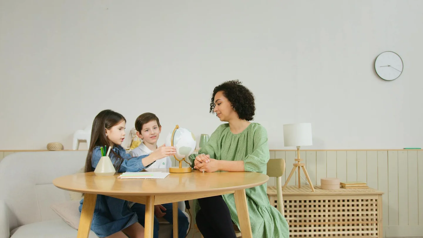 Imagen de un aula de primaria con un reloj visible, ideal para ilustrar quali sono le parole del tempo en un contexto escolar.