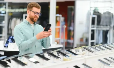 ragazzo compra cellulari