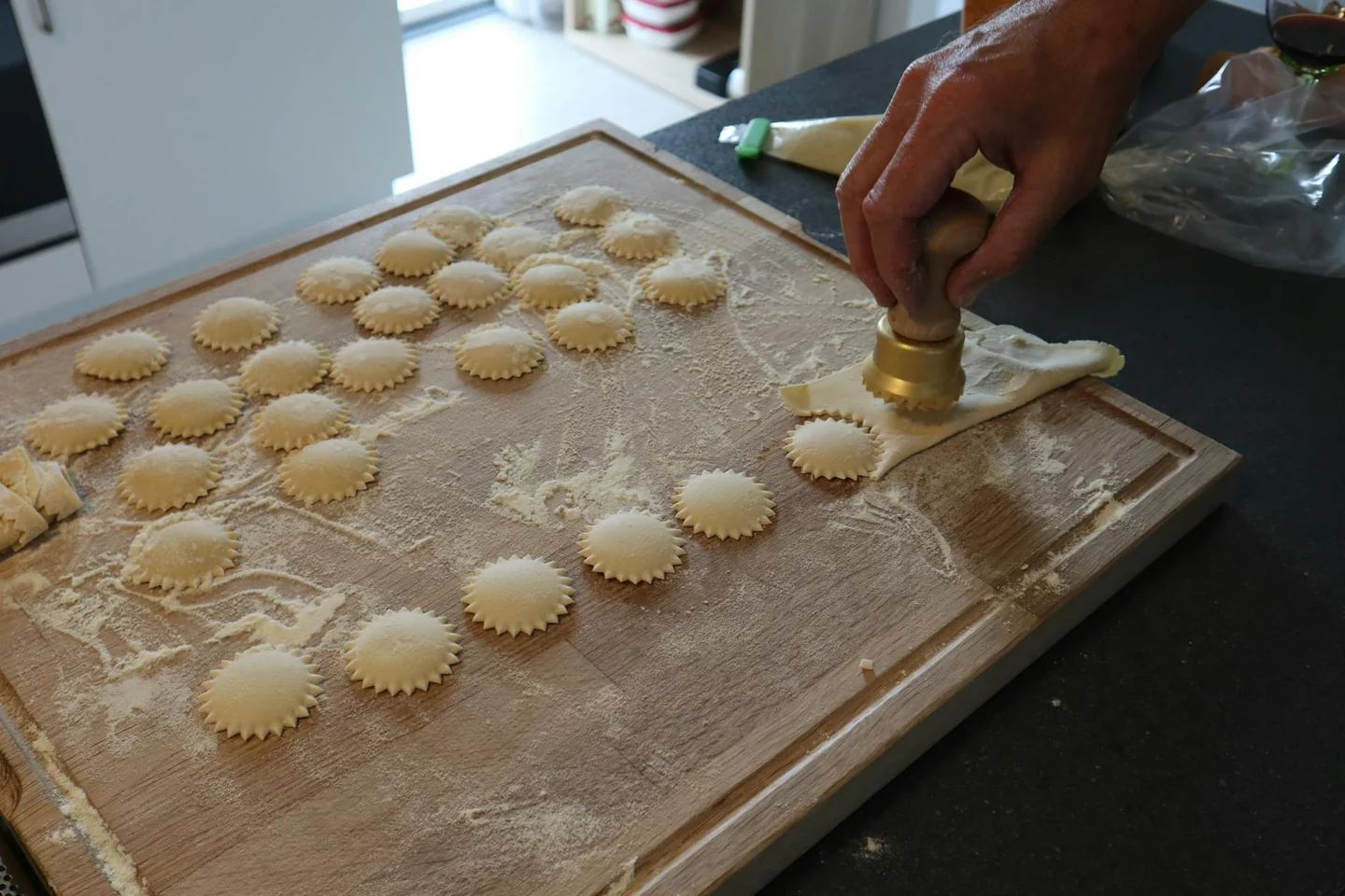 Plato de ravioli con salsa de mantequilla y salvia para ilustrar "come condire i ravioli ricotta e spinaci"