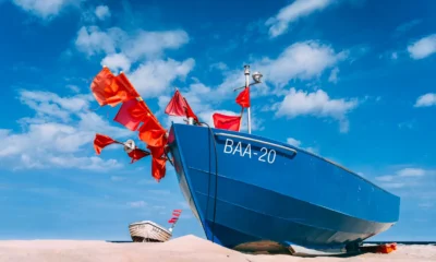 Persona observando una red flag beach en la orilla para entender si si può fare il bagno con la bandiera rossa.