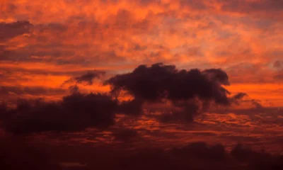 Imagen de un cielo rojo al atardecer para ilustrar el artículo "perché il cielo al tramonto è rosso".