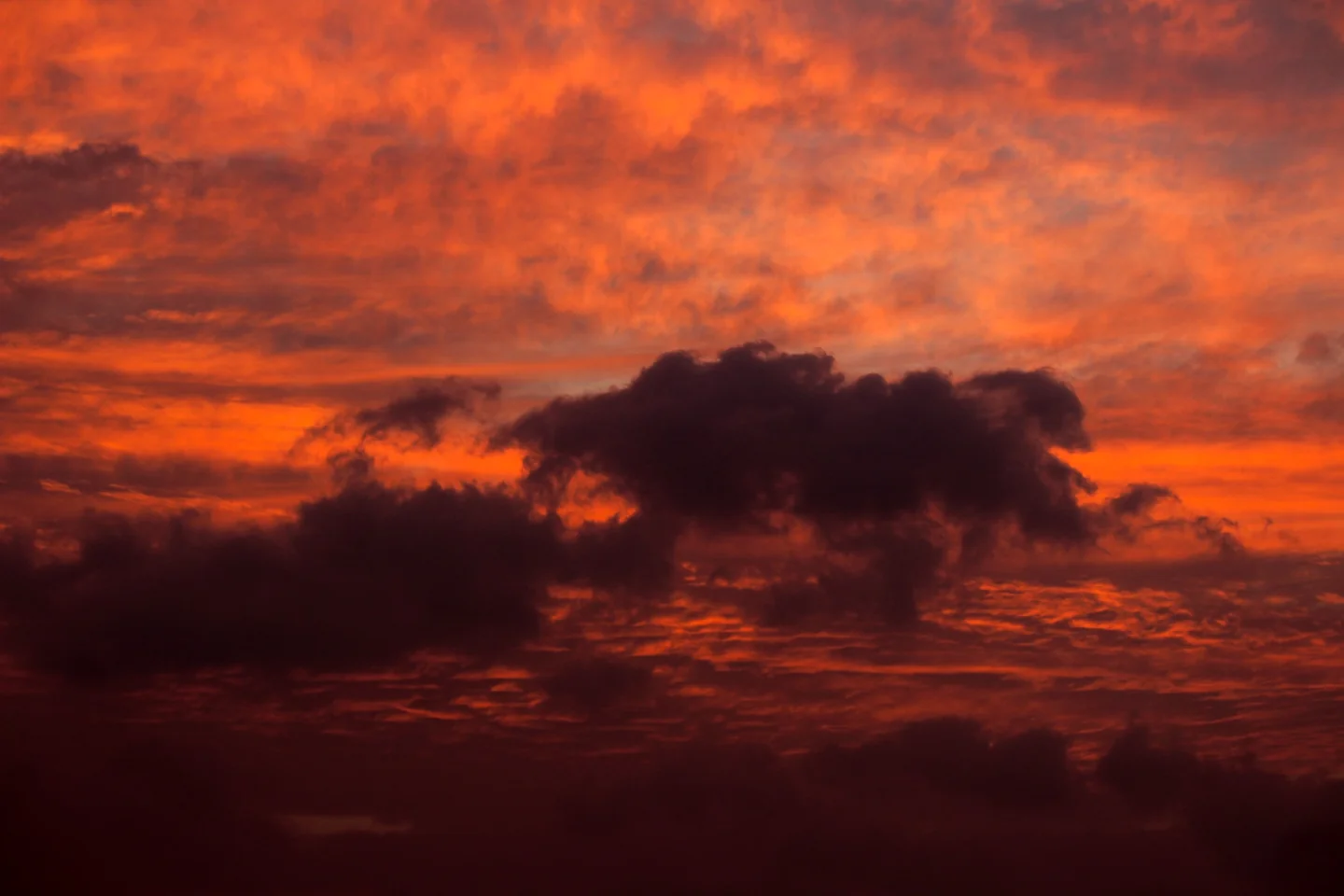 Imagen de un cielo rojo al atardecer para ilustrar el artículo "perché il cielo al tramonto è rosso".