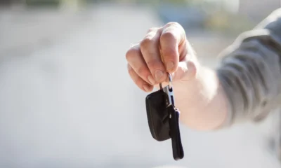 Llaves de rental car para ilustrar quanto costa noleggiare un’auto en un contexto de presupuesto y recogida del vehículo.