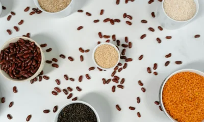 Bowl con ingredientes para ilustrar "quale riso per insalata di riso" en un artículo sobre la elección del arroz para ensalada de arroz