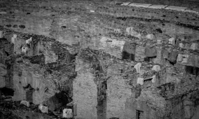 Fotografía de las ruinas subterráneas de Roma para ilustrar "cosa vedere a Roma di insolito" en la sección Sotto la strada, un’altra città