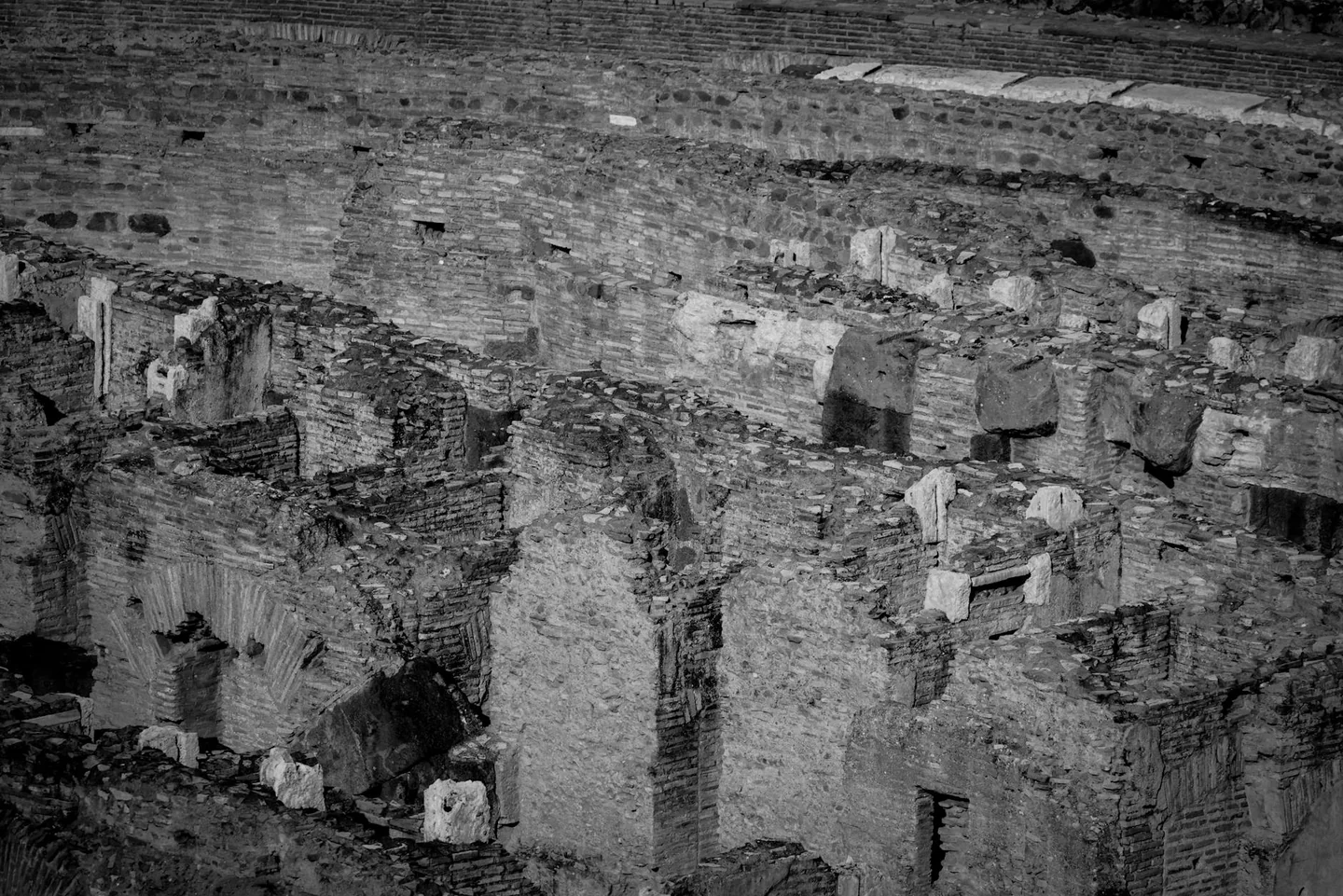 Fotografía de las ruinas subterráneas de Roma para ilustrar "cosa vedere a Roma di insolito" en la sección Sotto la strada, un’altra città
