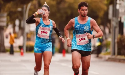 Persona haciendo deporte con calor extremo, ilustrando si può fare sport quando fa molto caldo y la importancia de hidratarse durante el entrenamiento.