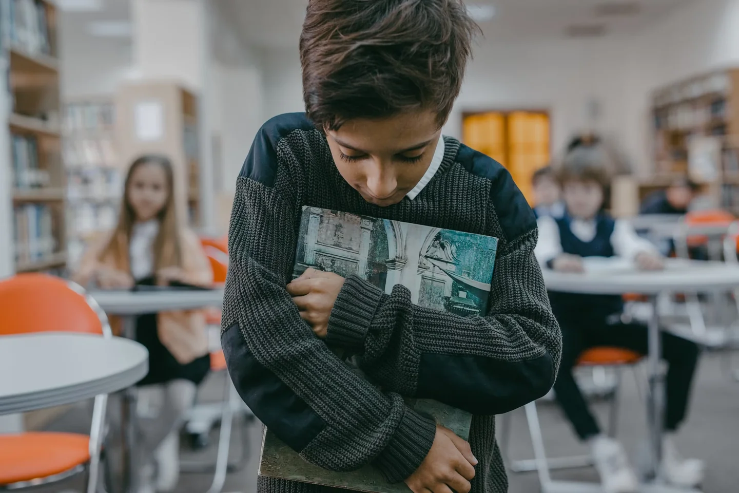 Imagen de un estudiante triste en su escritorio, ideal para ilustrar cosa fare dopo una bocciatura alla maturità