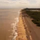 Vista de una sandy beach coastline relacionada con dove si trova marina di ugento, mostrando el litoral ionico del Salento