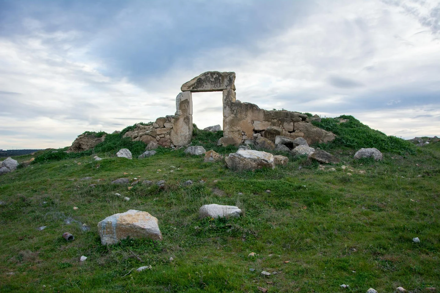 Ruinas de un nuraghe en Sardinia para ilustrar un artículo sobre cosa vedere in sardegna oltre il mare.