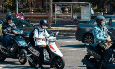Imagen de un scooter detenido durante un control, relacionada con con la patente b posso guidare un 150 y las dudas sobre qué se puede conducir.