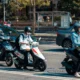 Imagen de un scooter detenido durante un control, relacionada con con la patente b posso guidare un 150 y las dudas sobre qué se puede conducir.
