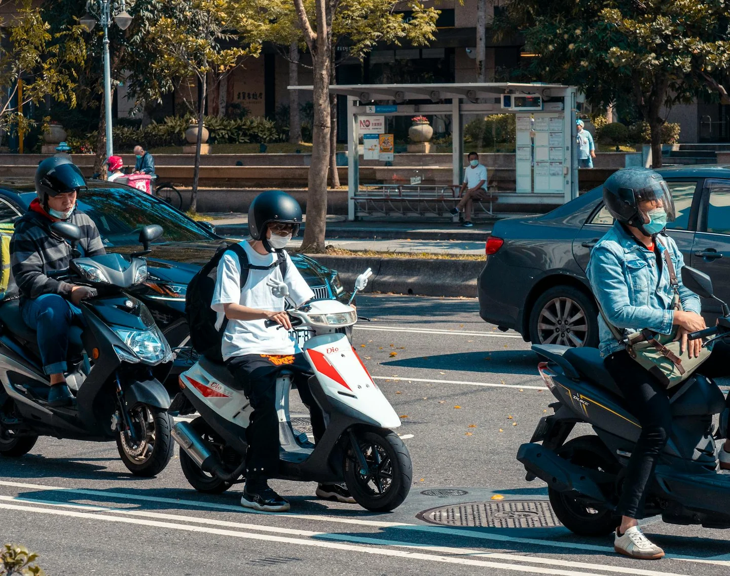 Imagen de un scooter detenido durante un control, relacionada con con la patente b posso guidare un 150 y las dudas sobre qué se puede conducir.