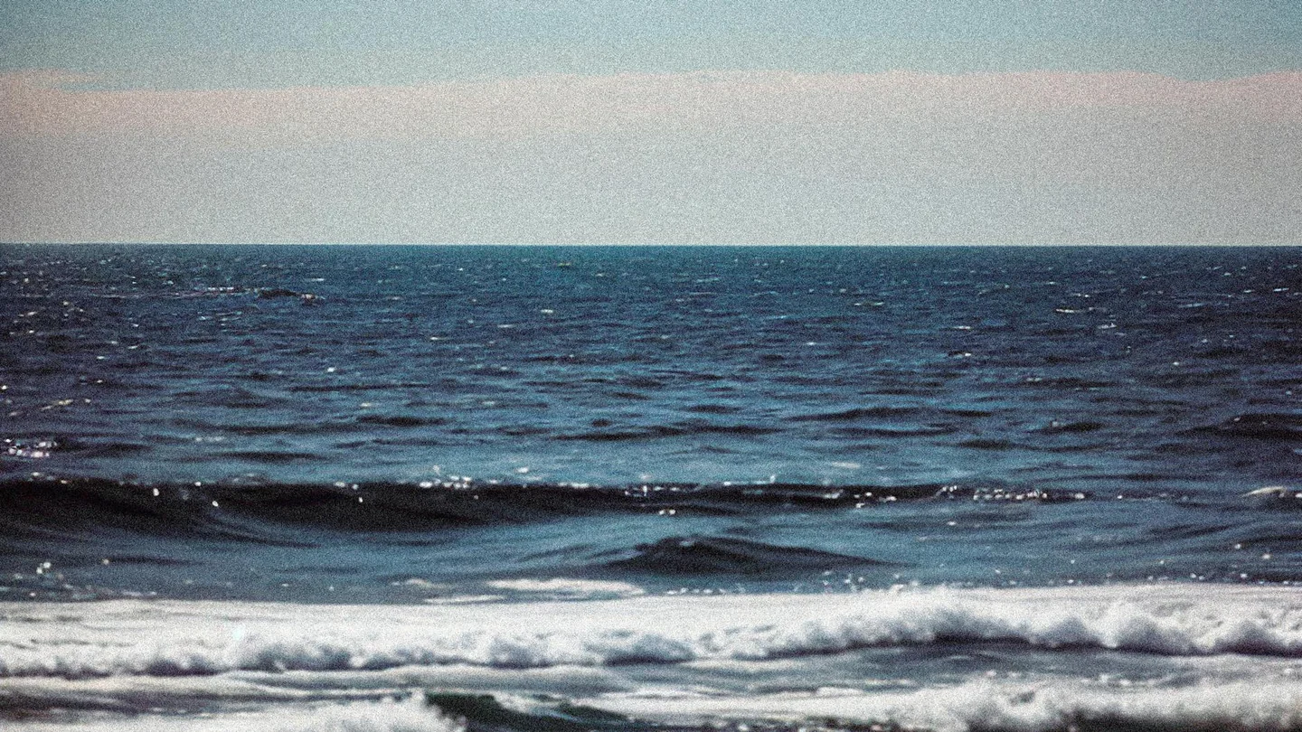 Fotografía de olas del mar en la orilla para ilustrar perche l acqua del mare e salata.