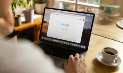 Persona usando una laptop para investigar qué son los motori di ricerca en internet