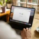 Persona usando una laptop para investigar qué son los motori di ricerca en internet