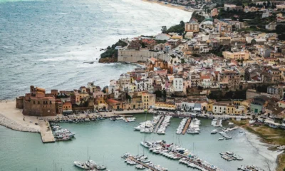 Vista aérea de la costa de Sicilia para ilustrar quale la regione piu grande d'italia en un artículo sobre su extensión y geografía