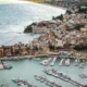 Vista aérea de la costa de Sicilia para ilustrar quale la regione piu grande d'italia en un artículo sobre su extensión y geografía