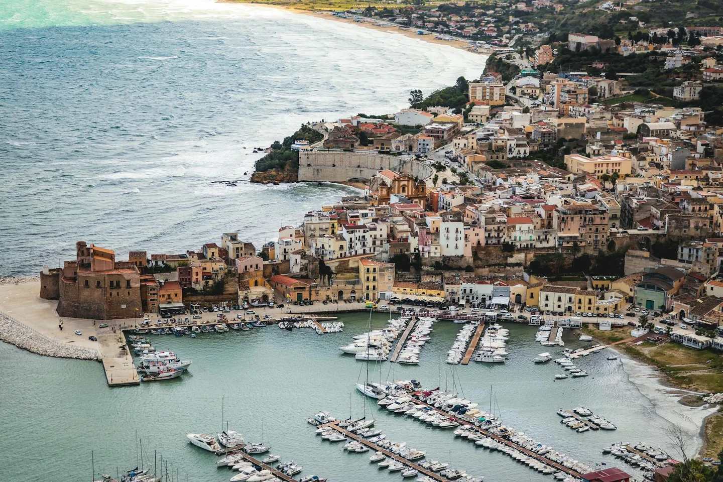 Vista aérea de la costa de Sicilia para ilustrar quale la regione piu grande d'italia en un artículo sobre su extensión y geografía