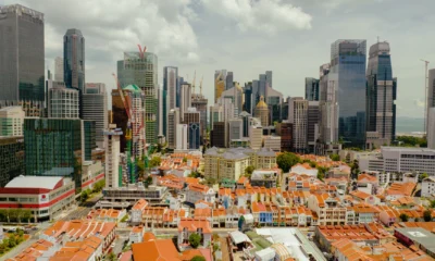 Vista aérea del skyline de Singapur para ilustrar "dove si trova singapore in quale nazione" en un artículo sobre su ubicación y su importancia geográfica