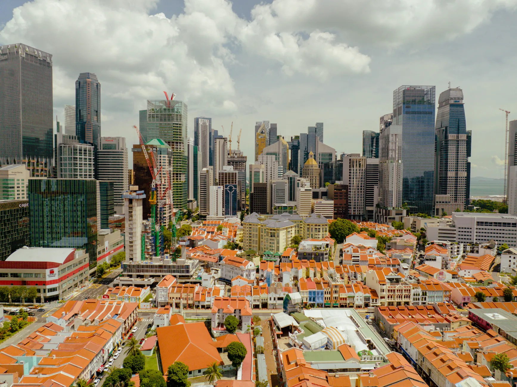 Vista aérea del skyline de Singapur para ilustrar "dove si trova singapore in quale nazione" en un artículo sobre su ubicación y su importancia geográfica