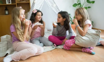 Fotografía de snacks para un pigiama party, ideal para ilustrar "cosa fare a un pigiama party" en un blog sobre ideas, juegos y ambientación.