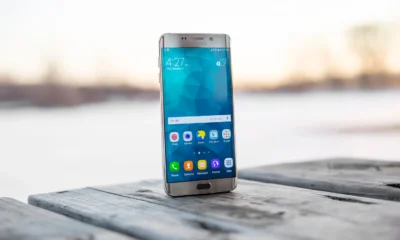 Imagen de un smartphone overheating para ilustrar perché la batteria del telefono dura meno con il caldo en un artículo sobre el calor y el desgaste de la batería.