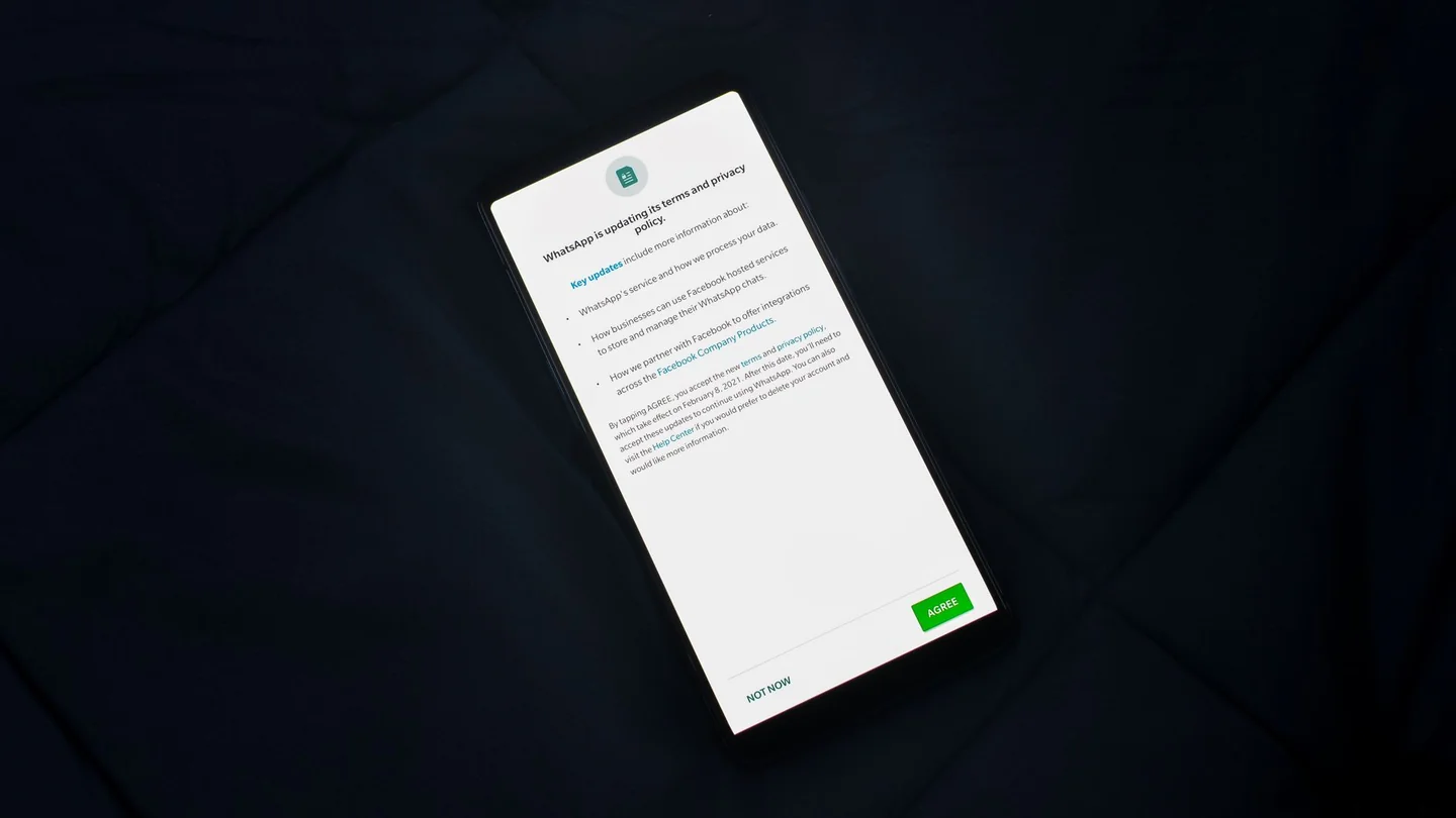Persona ajustando la privacidad del móvil para controlar chi può vedere il mio stato WhatsApp