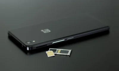 Smartphone con tarjeta móvil para ilustrar che differenza c’è tra eSIM e SIM fisica