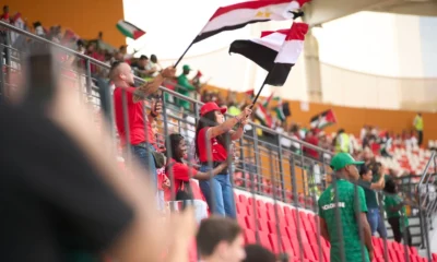 Persona viendo en laptop si possono vedere i Mondiali dall’estero desde fuera de Italia
