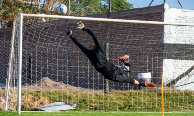 Imagen de un portero de fútbol con guantes, ideal para ilustrar el artículo perché i portieri sputano sui guanti sobre el cuidado y la adherencia de los guantes.