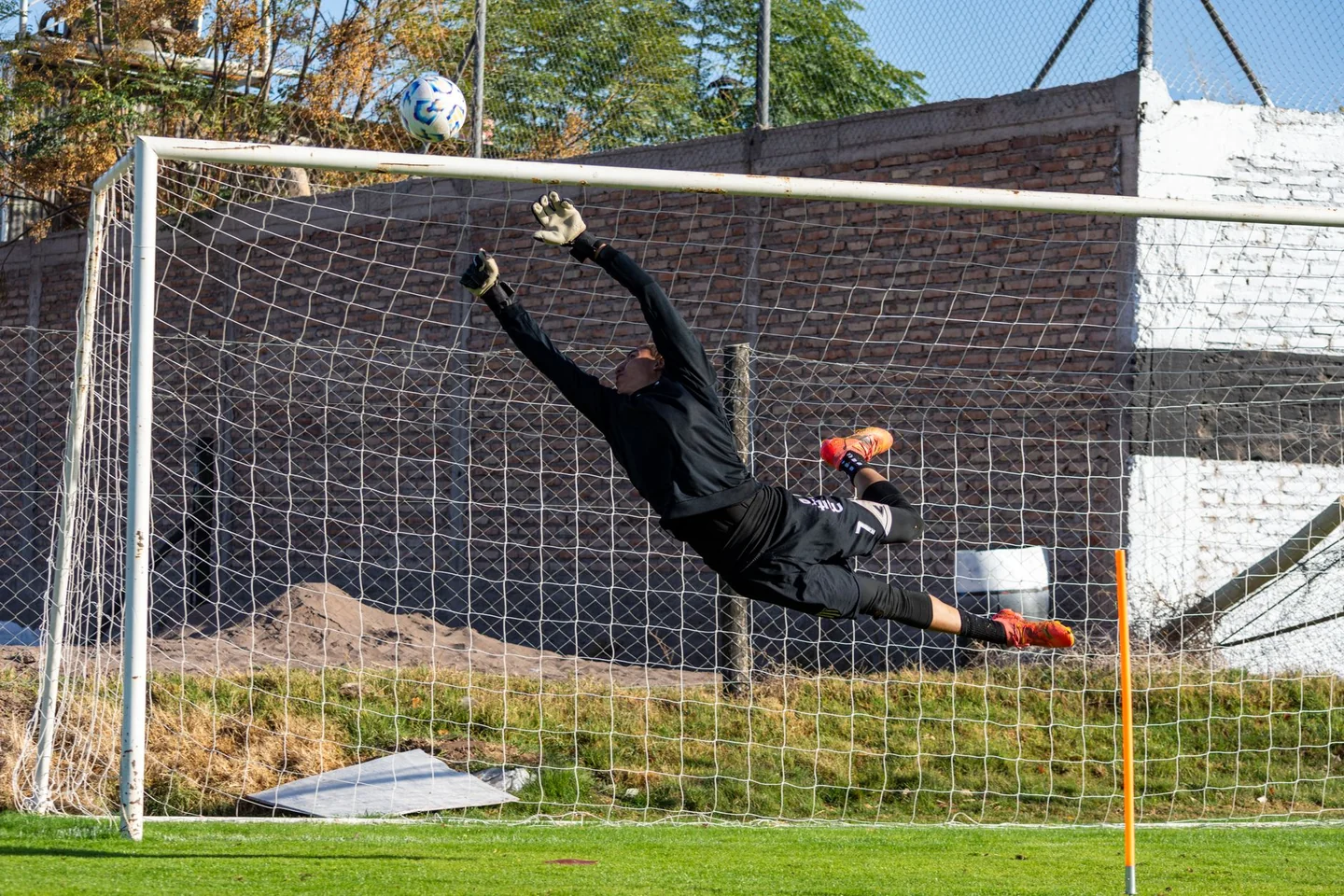 Imagen de un portero de fútbol con guantes, ideal para ilustrar el artículo perché i portieri sputano sui guanti sobre el cuidado y la adherencia de los guantes.