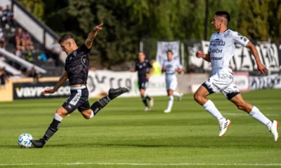 Soccer player shooting para ilustrar cosa significa xG nel calcio en una escena de tiro a portería