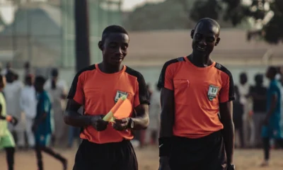 Foto de un árbitro de fútbol con cronómetro, útil para ilustrar «perché l’arbitro assegna i minuti di recupero» en un artículo sobre el tiempo añadido.