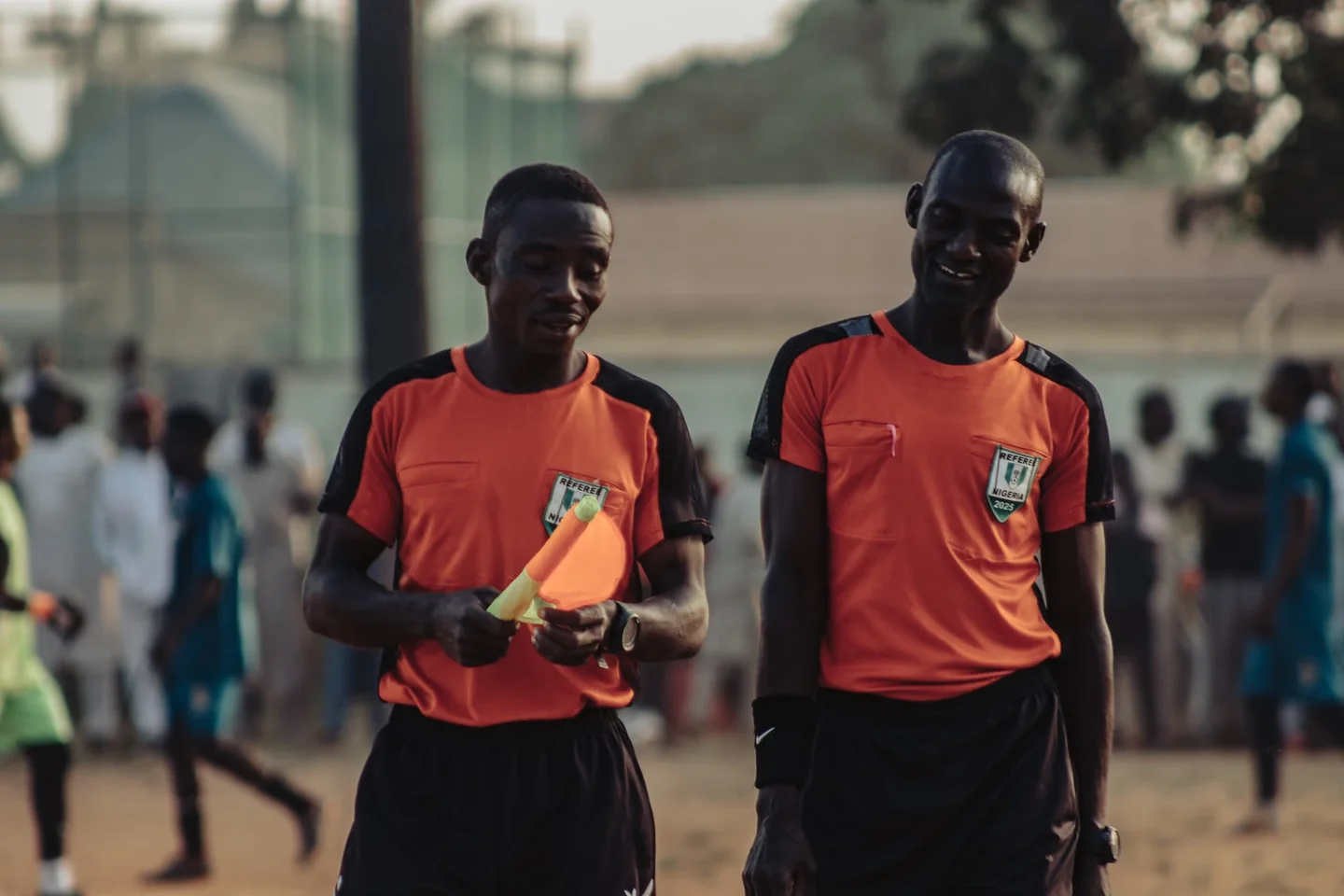 Foto de un árbitro de fútbol con cronómetro, útil para ilustrar «perché l’arbitro assegna i minuti di recupero» en un artículo sobre el tiempo añadido.
