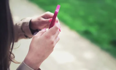 Persona usando un teléfono móvil para revisar chi visita il mio profilo Instagram en una app de redes sociales