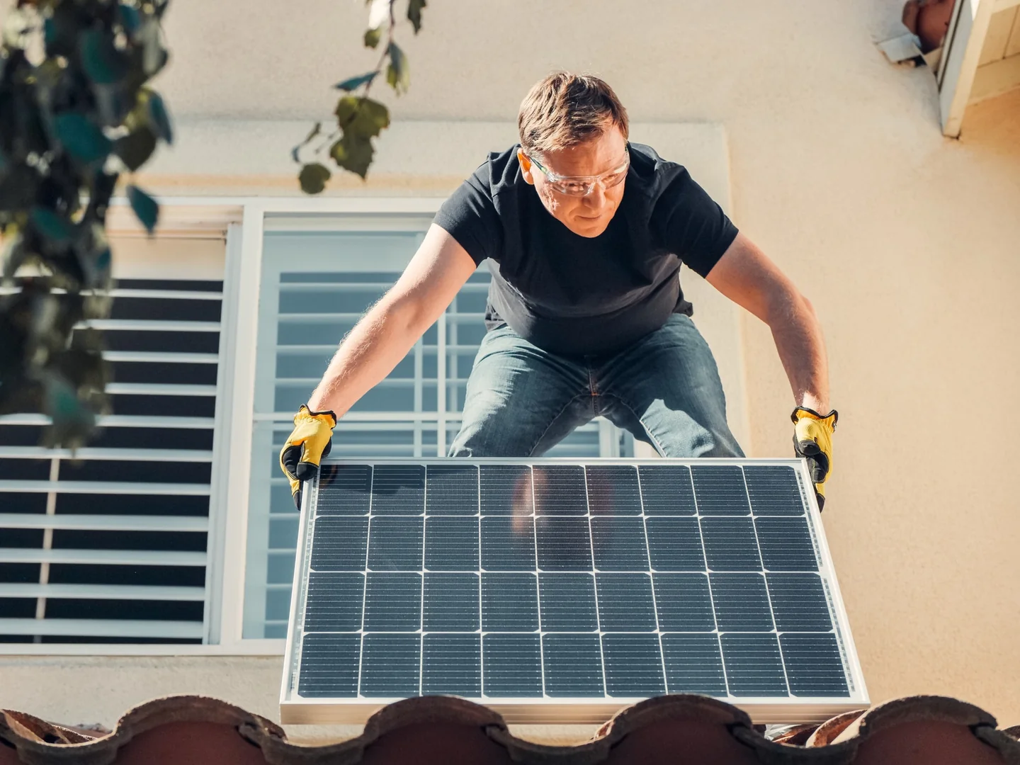 Imagen de un técnico revisando una instalación de solar panel installer relacionada con "domande da fare a un installatore di fotovoltaico".