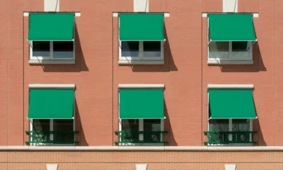 Ventana con toldo solar para ilustrar quanto si risparmia bonus tende en una vivienda durante el verano