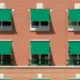 Ventana con toldo solar para ilustrar quanto si risparmia bonus tende en una vivienda durante el verano