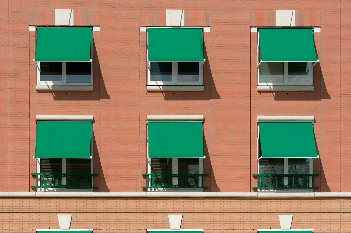Ventana con toldo solar para ilustrar quanto si risparmia bonus tende en una vivienda durante el verano