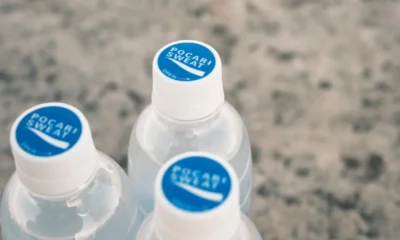 Botella de sports drink bottle para ilustrar "cosa bere per reintegrare i sali minerali" en un contexto de hidratación y recuperación.
