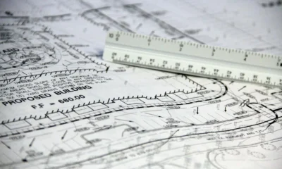 Diagrama con regla para ilustrar come si calcola la diagonale di un quadrato en un contexto de geometría escolar.