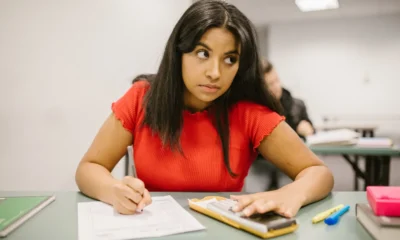 Estudiante usando una calculadora en un examen, relacionado con la pregunta si può usare la calcolatrice alla maturità