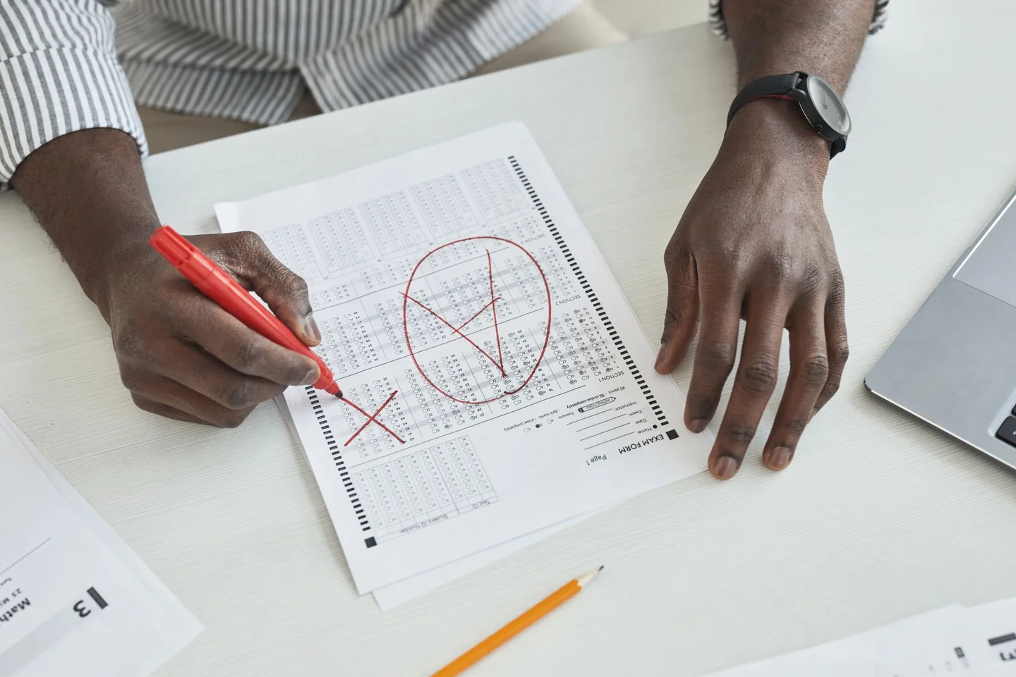 Estudiante revisando resultados del examen para entender che voto serve per superare la maturità