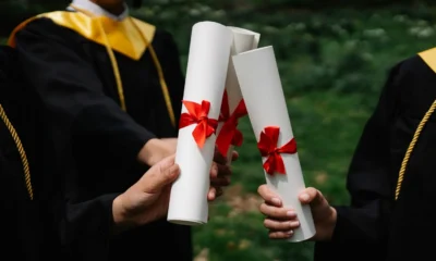 Estudiante sosteniendo un diploma, imagen útil para ilustrar quale voto di maturità serve per l’università en el contexto de acceso a la universidad y resultados escolares.
