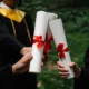 Estudiante sosteniendo un diploma, imagen útil para ilustrar quale voto di maturità serve per l’università en el contexto de acceso a la universidad y resultados escolares.