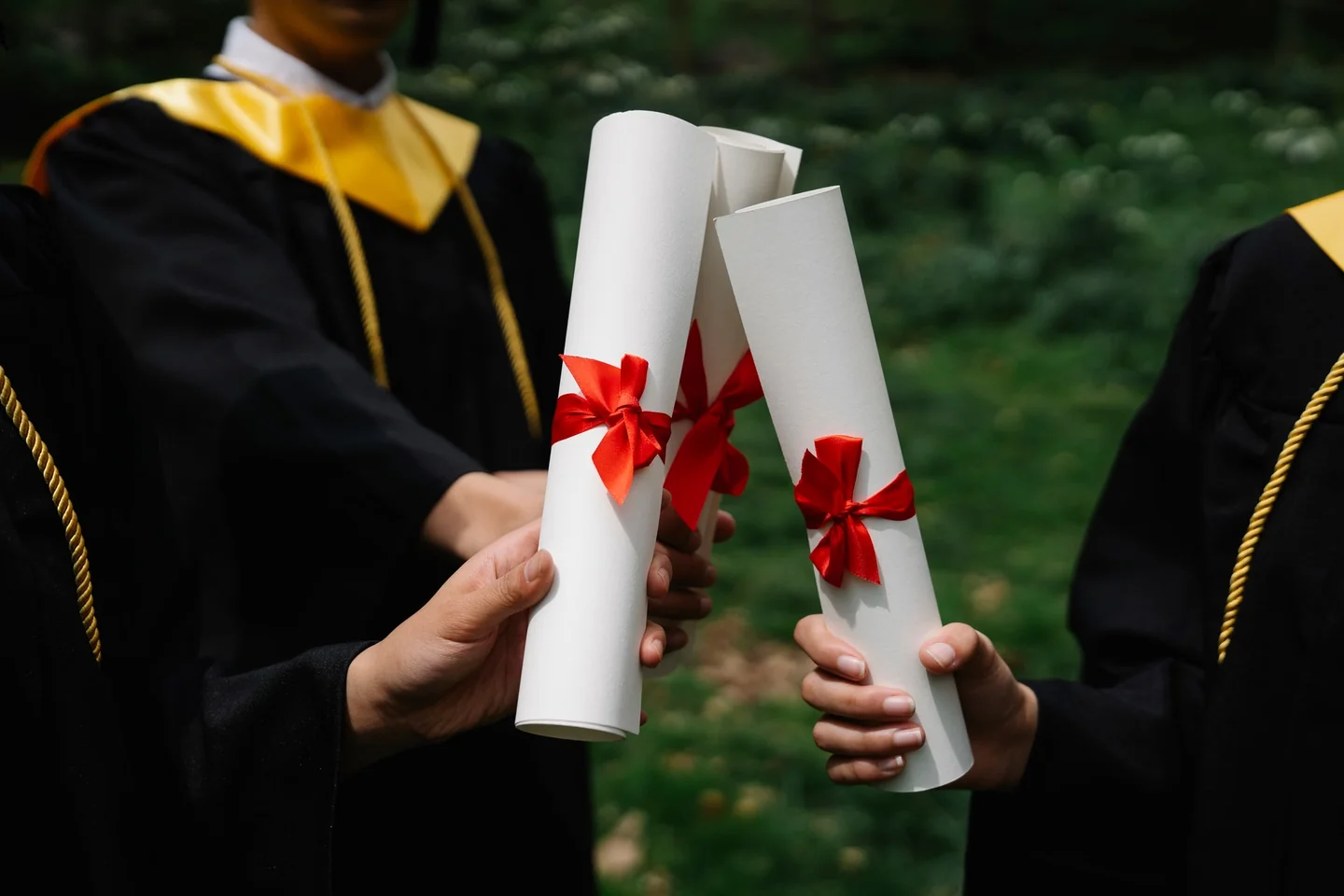 Estudiante sosteniendo un diploma, imagen útil para ilustrar quale voto di maturità serve per l’università en el contexto de acceso a la universidad y resultados escolares.