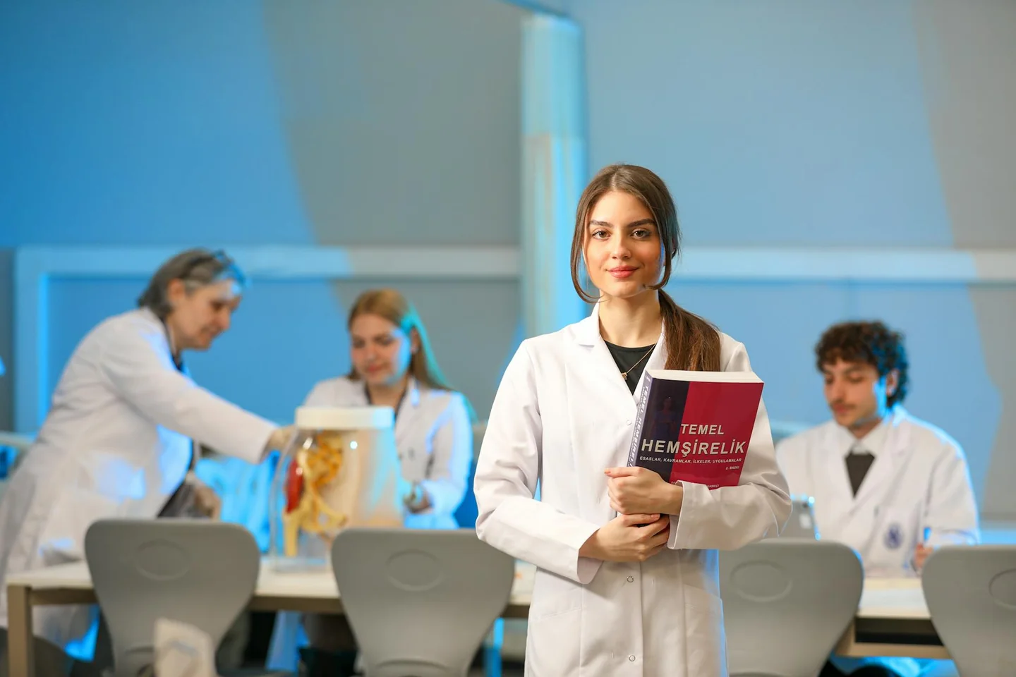 Estudiantes en laboratorio para ilustrar che corso è scienze e tecnologie applicate en un contexto de formación técnica y práctica