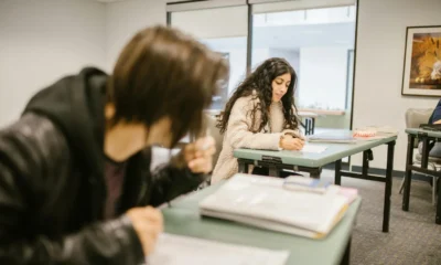 Estudiantes estudiando en un aula para ilustrar "cosa si studia al liceo scientifico" en un contexto de liceo científico.